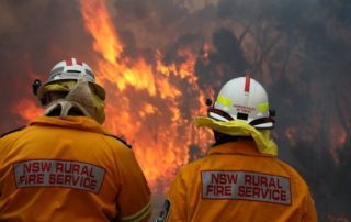 2 operatori RFS (Rural Fire Service) di fronte ad un incendio